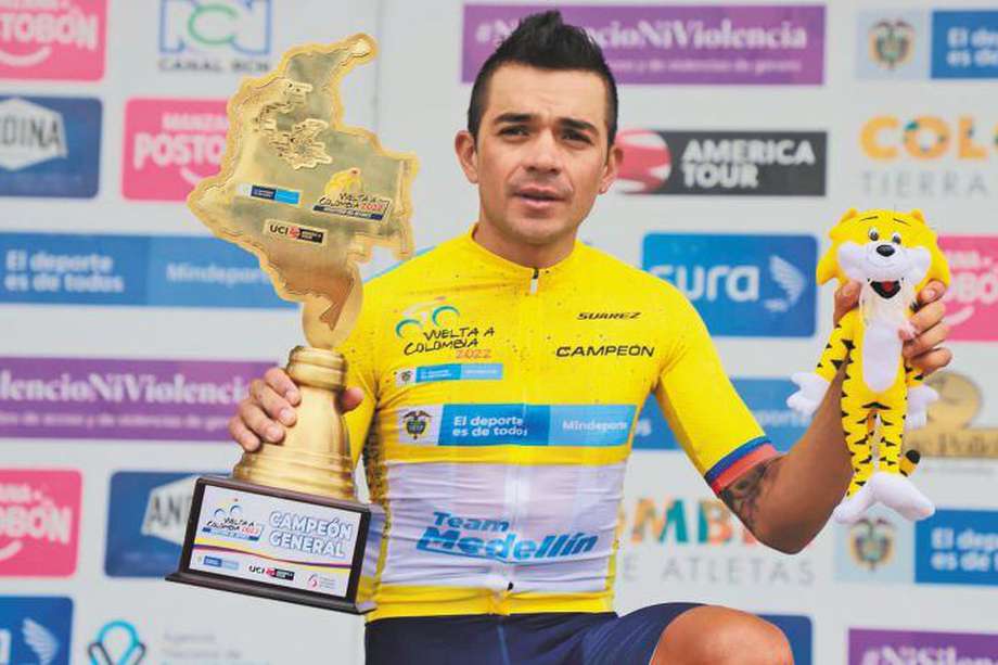 Fabio Duarte en el podio de la Vuelta a Colombia 2022, que completaron Hernando Bohórquez (EPM) y Julián Cardona (Sistecrédito). / FCC