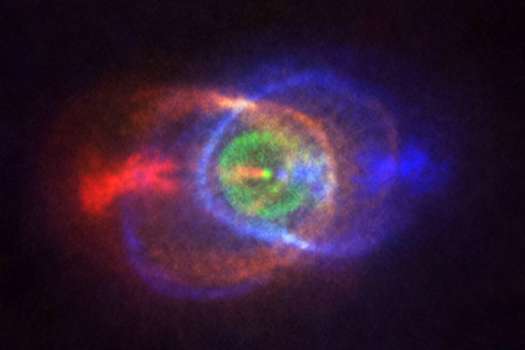 Esta imagen captada por ALMA muestra el resultado de una lucha estelar. Los colores representan la velocidad, pasando del azul (gas que se mueve más rápido hacia nosotros) al rojo (gas que se aleja más rápido de nosotros).  / Agencia - ALMA (ESO/NAOJ/NRAO), Olofsson et al., Robert Cumming