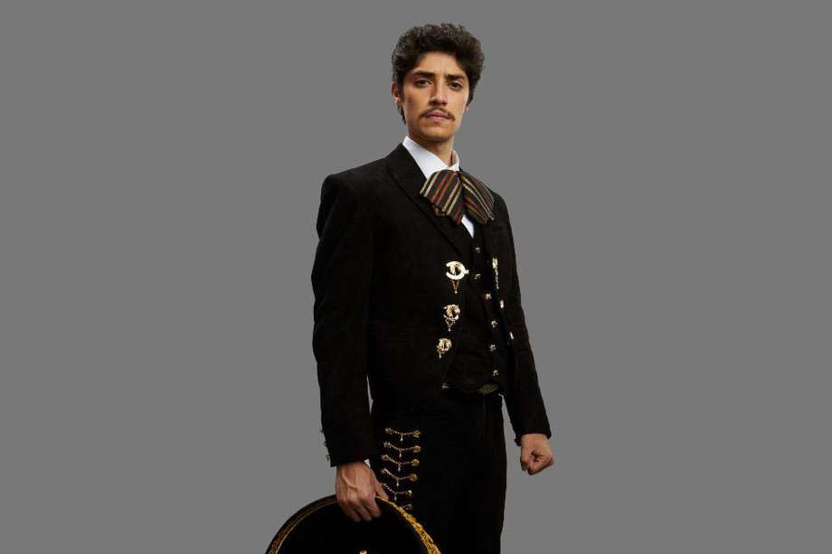 Vicente Fernández a los 20 años es interpretado por Sebastián Dante..