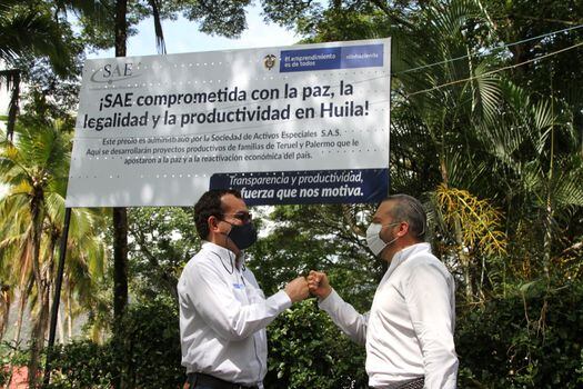 Andrés Ávila, presidente de la SAE y Andrés Stapper, director de la ARN, en la entrega del predio a excombatientes de las Farc en Huila.