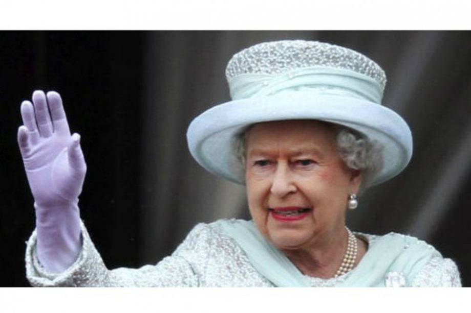 Te mostramos 5 looks de la reina Isabel que están llenos de color.
