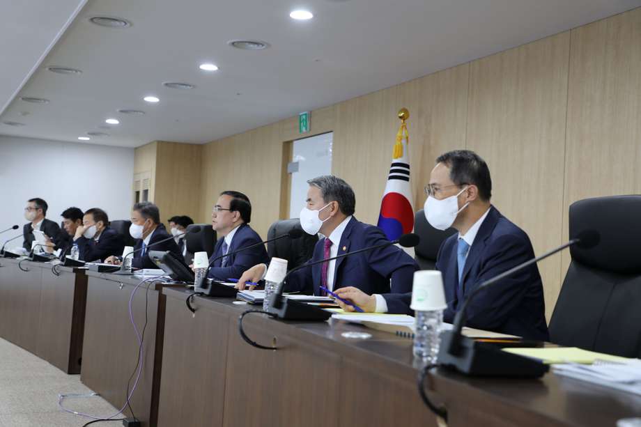 Una foto proporcionada por la Oficina Presidencial de la República de Corea muestra a Kim Sung-han (tercero a la derecha), jefe del Consejo de Seguridad Nacional presidencial, presidiendo una reunión de emergencia, después de que Corea del Norte disparara dos misiles balísticos de corto alcance en el mar del Este. 