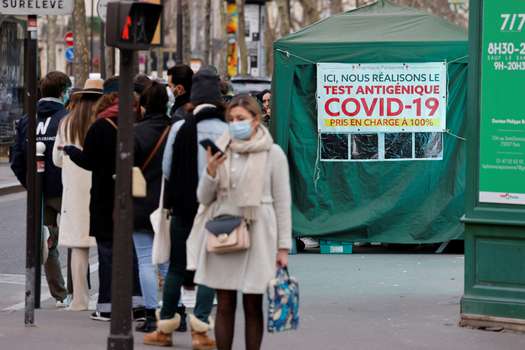 Los franceses hacen fila fuera de una farmacia para recibir pruebas de antígeno Covid-19 en París el 6 de enero de 2022, mientras los casos de Covid-19 se disparan en Europa.