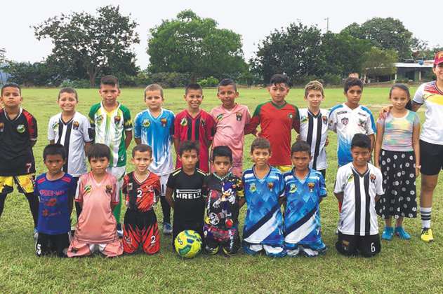 Eddy Ascanio, la primera árbitra del Catatumbo, promueve el fútbol por la paz