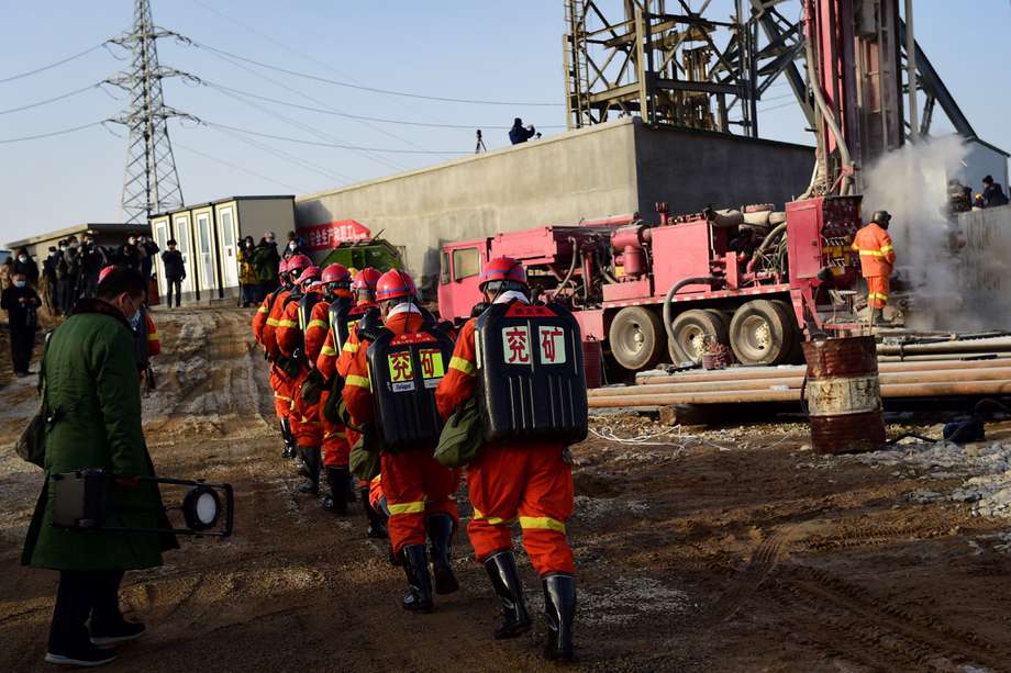 Esta foto tomada el 13 de enero de 2021 muestra a los rescatistas trabajando en el sitio de la explosión de una mina de oro donde 22 mineros quedaron atrapados bajo tierra en Qixia, en la provincia de Shandong, en el este de China.