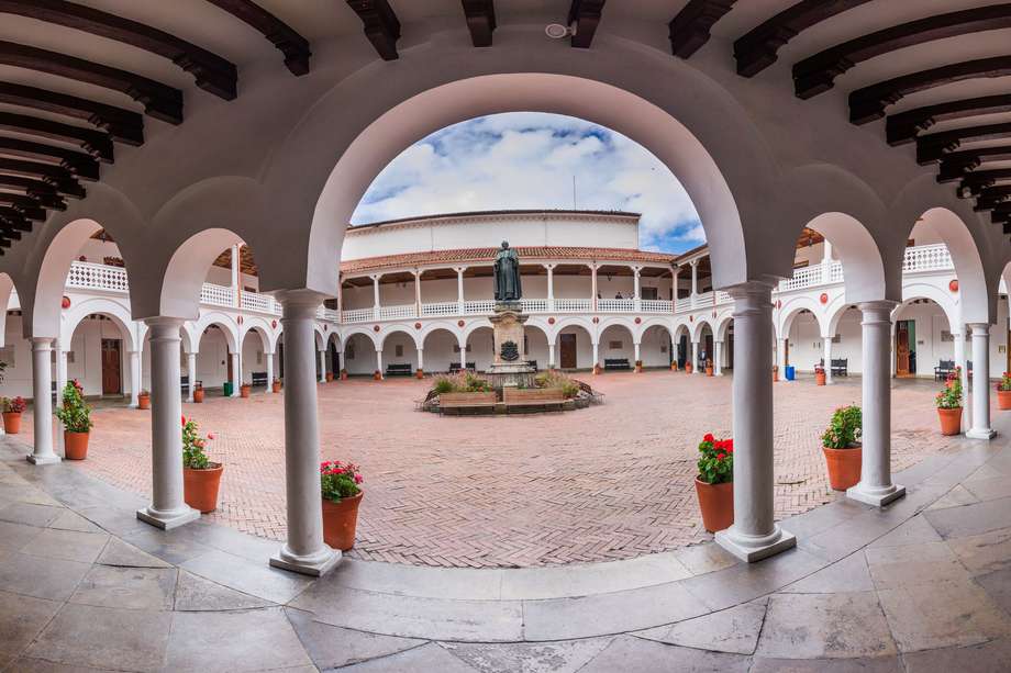 El claustro del Colegio Mayor de Nuestra Señora del Rosario es una de las instituciones educativas más antiguas de América, con 370 años de historia.