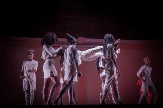 A través del teatro y la danza tradicional y urbana estos jóvenes trabajan por conservar el conocimiento del territorio.