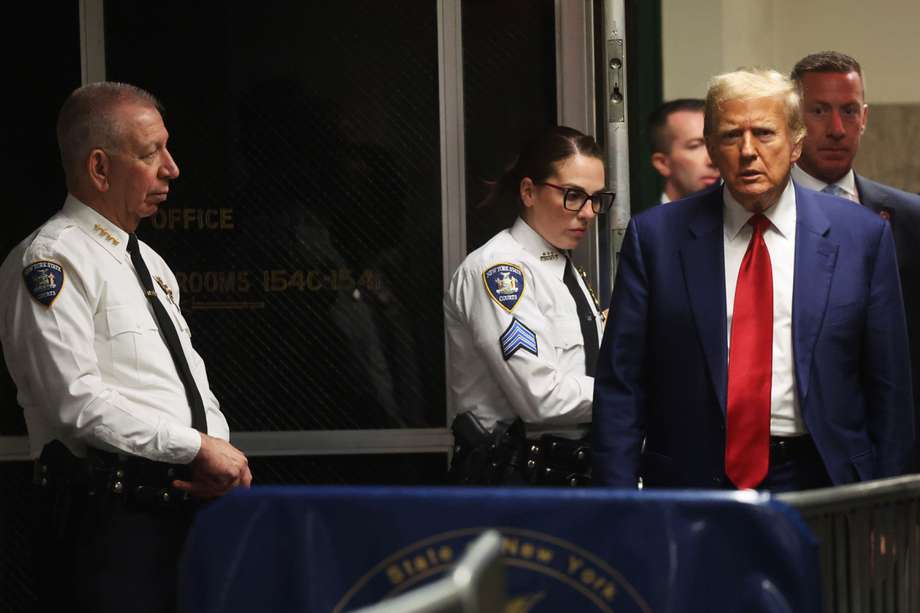 El expresidente estadounidense Donald Trump (R) regresa al tribunal después de un receso durante una audiencia previa al juicio en un caso de dinero secreto en un tribunal penal de la ciudad de Nueva York, Nueva York, EE. UU., 25 de marzo de 2024.
