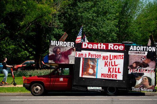Un camión de activistas contra el aborto circula por las calles de Washington, DC,. Crece la batalla en el país por la prohibición total del aborto.  / AFP