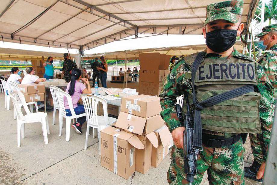 Soldados vigilan un colegio electoral durante las elecciones parlamentarias en el Puente Internacional Simón Bolívar, en Cúcuta, el 13 de marzo de 2022. / AFP
