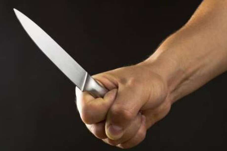 Imagen de referencia: un estudiante en España tenía dos cuchillos guardados en su mochila y los utilizó para agredir a profesores y compañeros. 