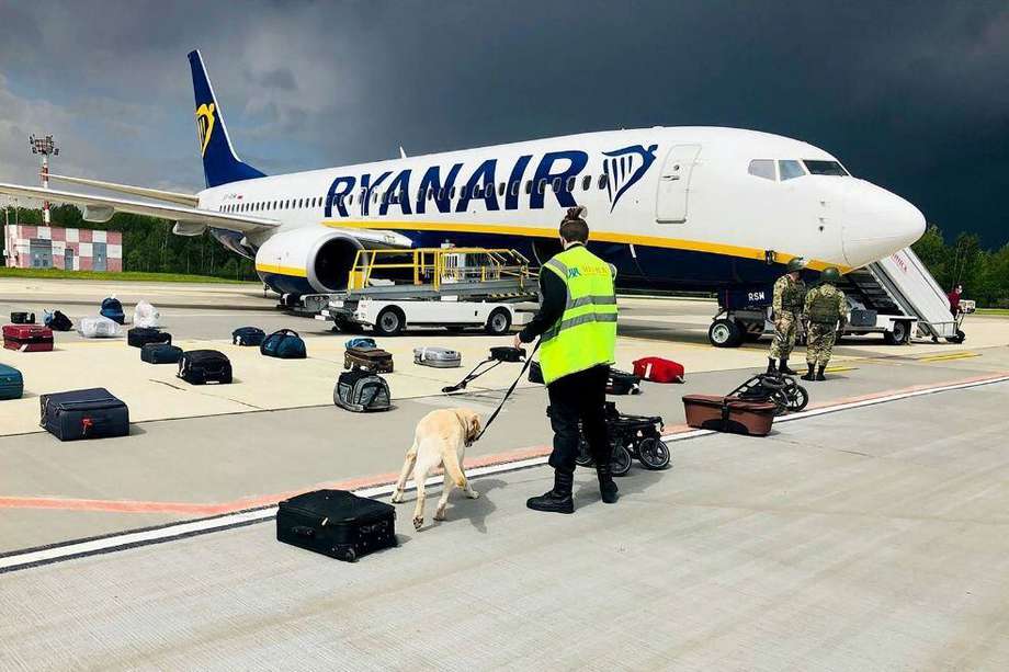 Un equipo bielorruso revisa el equipaje del vuelo Ryanair FR4978 tras una supuesta amenaza de bomba.
