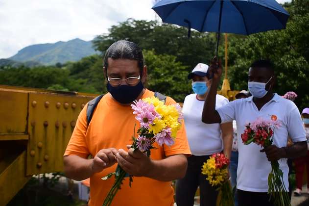 Las familias de las víctimas de desaparición que le ofrecieron flores al río Cauca