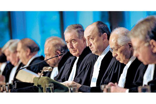 El presidente del CIJ, Peter Tomka, y el vicepresidente Bernardo Sepulveda-Amor (3° y 4° de izq. a der.) durante la lectura del fallo de la Corte en Holanda, el 19 de noviembre de 2012.  / EFE