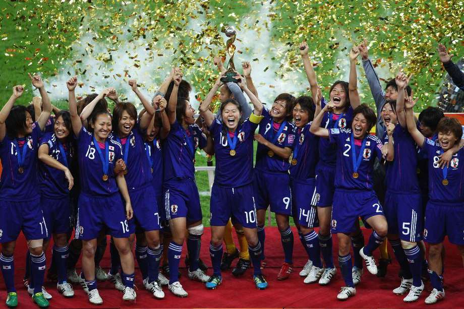 Las japonesas levantando la Copa del Mundo Femenina en 2011.