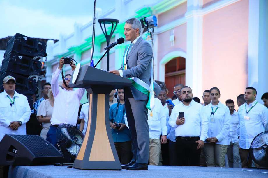 El gobernador de Antioquia, Andrés Julián Rendón, lanzó otro dardo sobre la política de paz total del presidente Gustavo Petro.