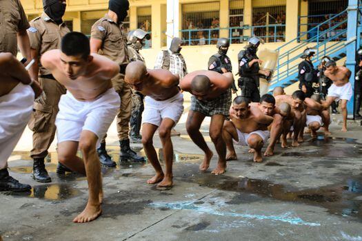 Pandilleros de la Mara Salvatrucha y Barrio 18 durante una requisa en el Centro Penal de Quezaltepeque (El Salvador).

