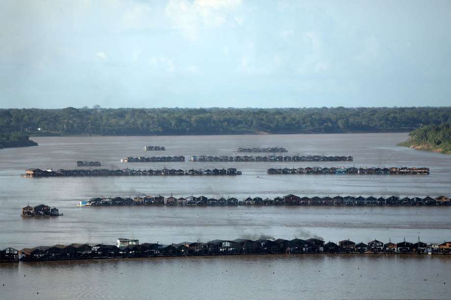 Decenas de embarcaciones de dragado tripuladas por mineros ilegales navegan en busca de oro por el río Madeira, uno de los principales de la Amazonía.