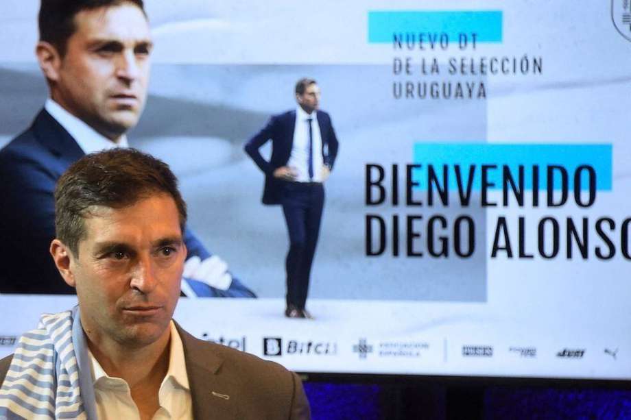 Diego Alonso durante su presentación como nuevo entrenador de la selección de Uruguay.