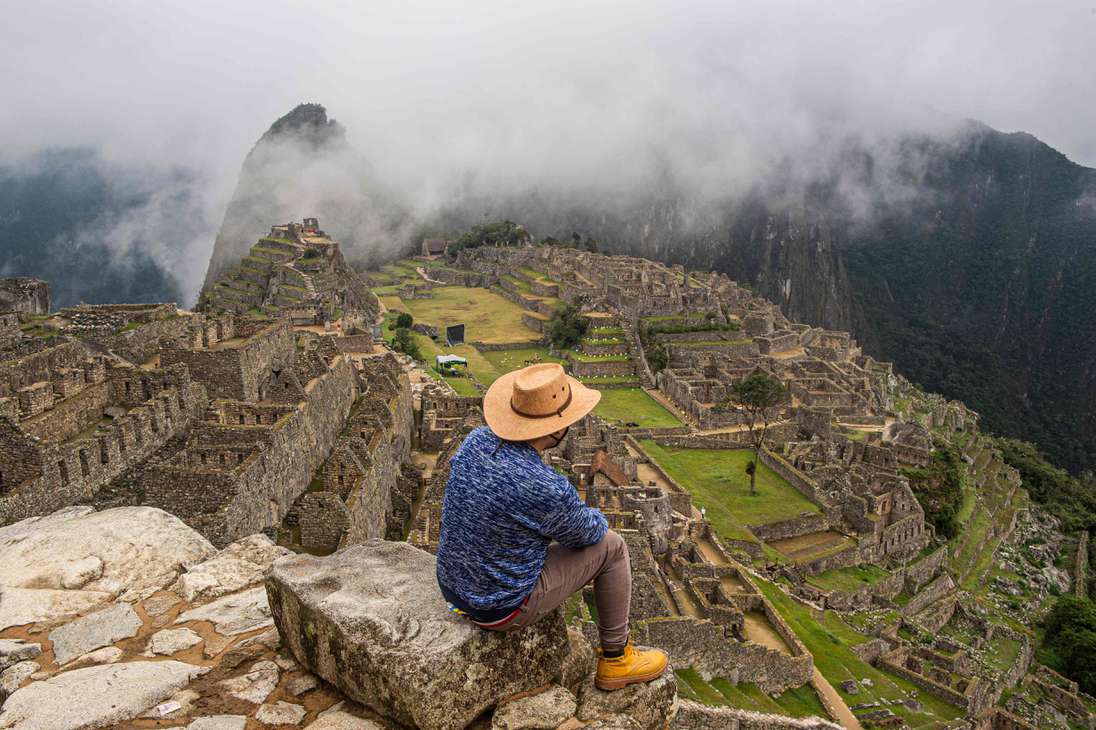 "Hoy Machu Picchu se abre, se abre con protocolos (de bioseguridad), se abre para decir que nos estamos reactivando pero con responsabilidad y con suma prudencia, porque estamos viendo todo lo que pasa en el mundo" con la pandemia, dijo en un discurso la ministra de Comercio Exterior y Turismo, Rocío Barrios.