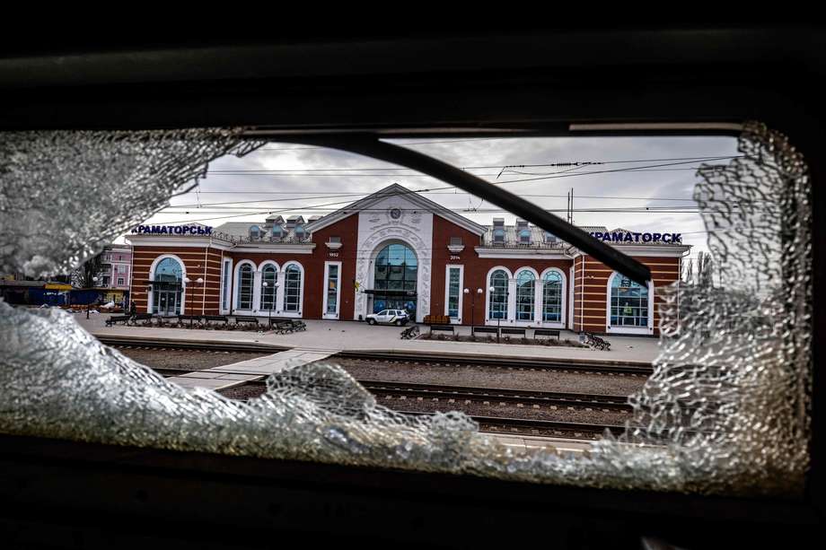 Esta fotografía muestra la estación de tren de Kramatorsk, vista desde un vagón, después de un ataque con cohetes en la ciudad del este de Ucrania.