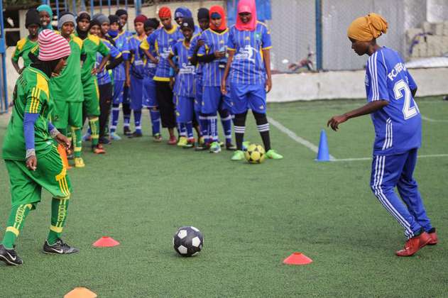 Mujeres somalíes desafían la religión en una cancha de fútbol
