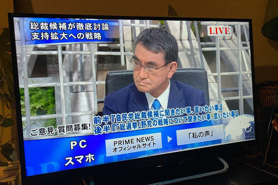 El candidato favorito en las encuestas para próximo primer ministro de Japón,Taro Kono, en un debate televisivo el 20 de septiembre.