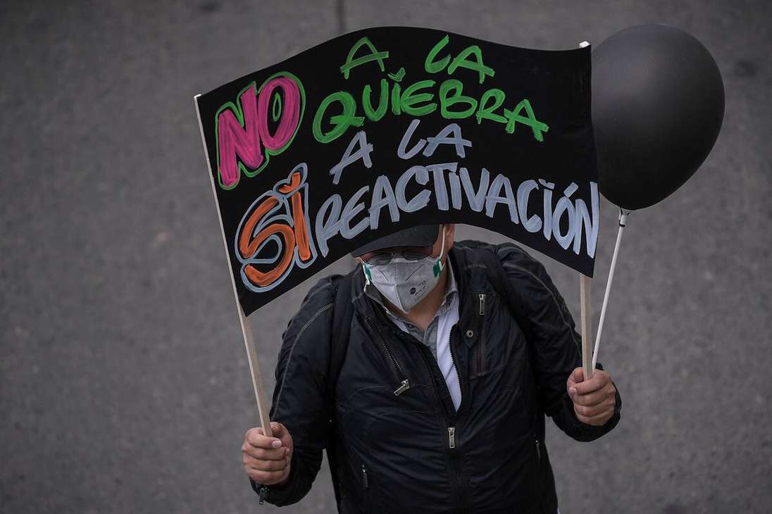 Un hombre con un cartel que dice: no a la quiebra si a la reactivación.