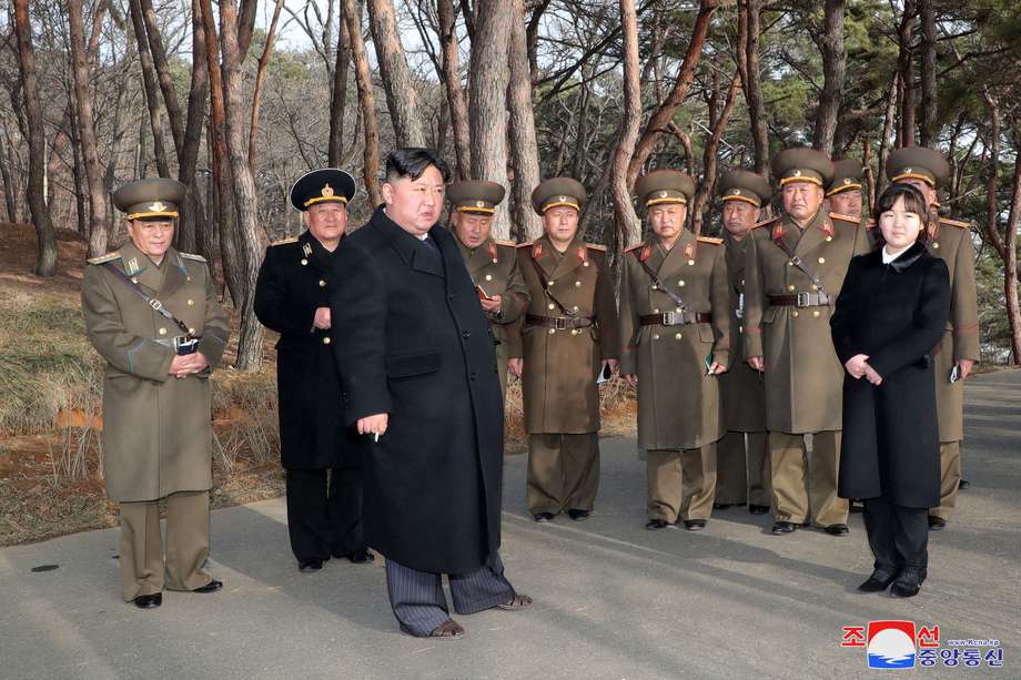 Una foto publicada por la Agencia Central de Noticias de Corea del Norte (KCNA) muestra al líder supremo Kim Jong-un y a su hija Kim Ju-ae en un simulacro de artillería. 