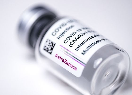 AstraZeneca habría confirmado que su vacuna contra el COVID genera trombosis