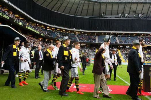 Emotivo homenaje de un equipo sueco a sus socios más veteranos