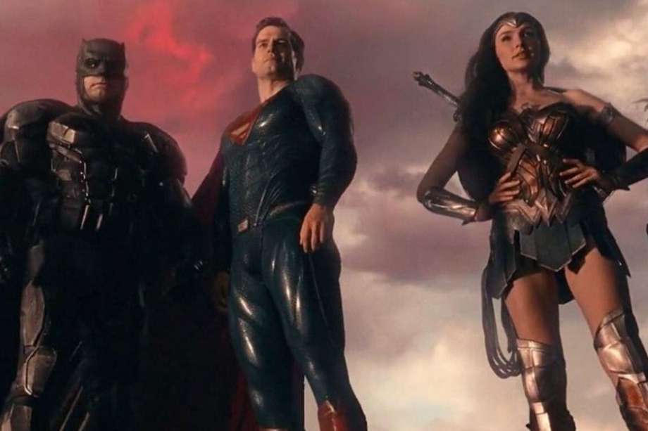 Ben Affleck (Batman) Gal Gadot (La Mujer Maravilla) y Henry Cavill (Superman) en una escena de una de las cintas de DC Comics.