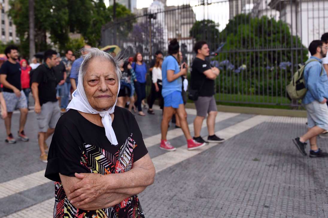 AME4808. BUENOS AIRES (ARGENTINA), 20/11/2022.- Decenas de personas se reúnen en la Plaza de Mayo para rendir homenaje a la activista Hebe de Bonafini, hoy, en Buenos Aires (Argentina). Agrupaciones defensoras de los derechos humanos junto a familiares de personas desaparecidas se dieron cita este domingo para girar alrededor de la pirámide de Mayo como un acto de respeto y homenaje tras la muerte de Hebe de Bonafini, presidenta de la asociación argentina Madres de Plaza de Mayo. Bonafini (1928-2022), de 93 años, falleció este domingo en el Hospital Italiano de La Plata, capital de la provincia de Buenos Aires, en donde llevaba varios días internada debido al agravamiento de sus enfermedades crónicas. EFE/ Enrique García Medina