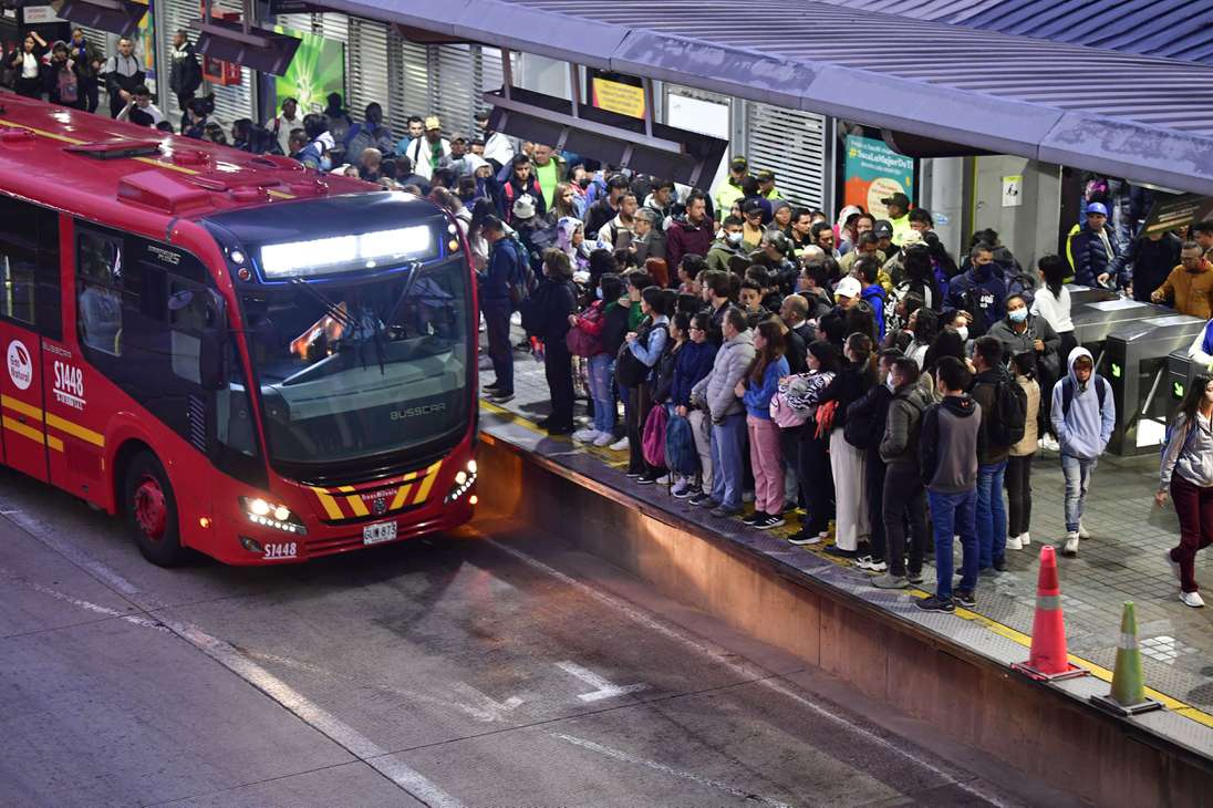 A corte de las 4:00 p.m. Transmilenio reportó una afluencia de 1.337.099 pasajeros, mientras que en el componente zonal (buses azules) se registraron 1.620.714 pasajeros, para un total de 2.957.813.