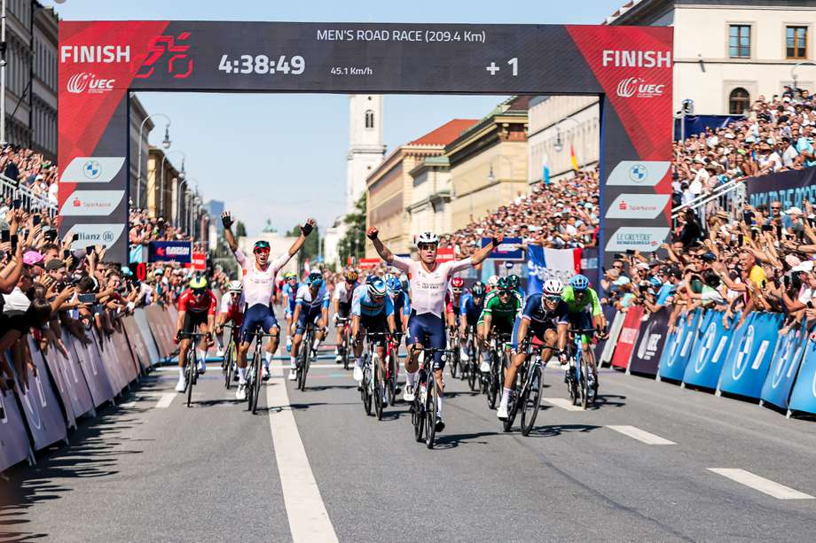 Fabio Jakobsen celebra su triunfo en el campeonato de Europa de ciclismo de ruta.
