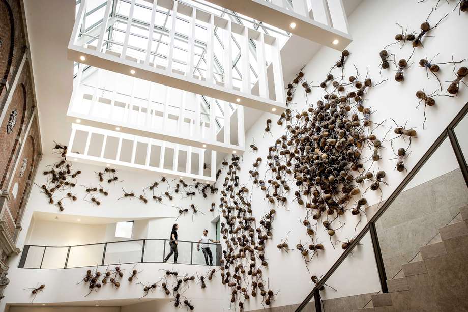 La obra 'Casa Tomada' del artista colombiano Rafael Gomezbarros es expuesta en la exposición 'Creeps' en el Rijksmuseum en Amsterdam, Holanda, este viernes. EFE/ Koen Van Weel
