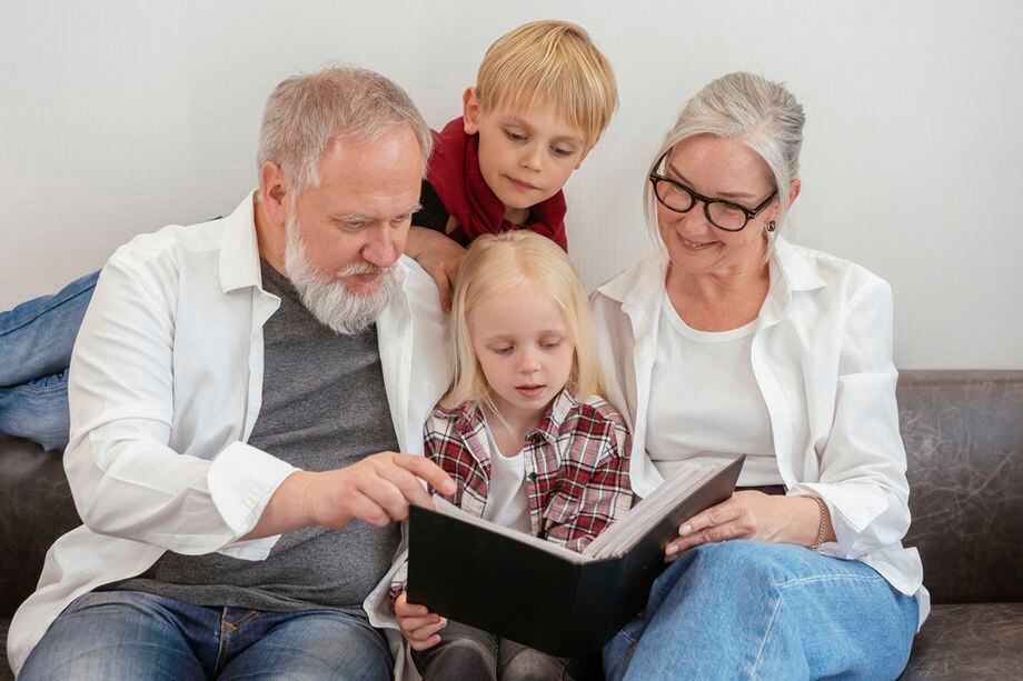 Un estudio realizado por investigadores alemanes concluyó que los abuelos que cuidan a sus nietos podrían vivir varios años más.