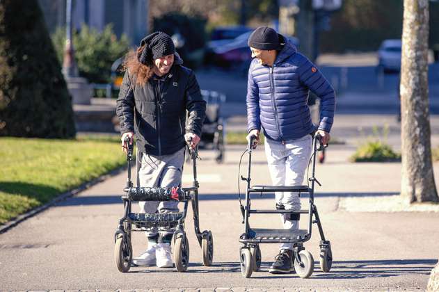 Parapléjicos vuelven a caminar en poco tiempo gracias a un implante electrónico 