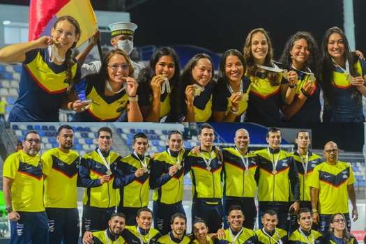 Selección femenina y masculina de Waterpolo tras ganar el oro en el Mundial de Desarrollo en Barranquilla.