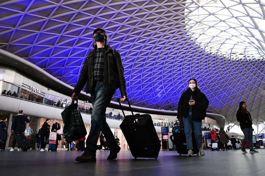 Viajeros en la estación de Kings Cross en Londres, Gran Bretaña, 17 de febrero de 2022.