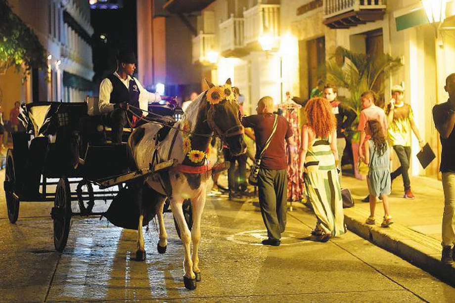Los tradicionales carruajes que transportan a los turistas en Cartagena hacen parte del debate.