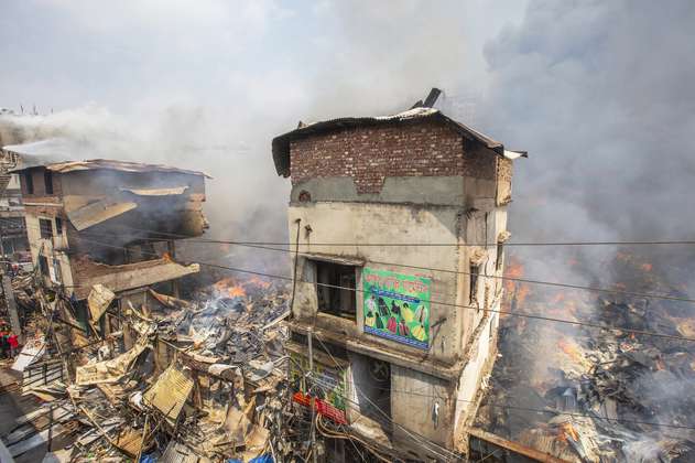 Incendio en popular mercado de ropa en la capital de Bangladés