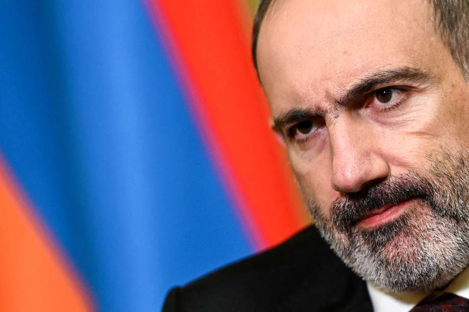 Nikol Pashinyan instó a sus generales a cumplir sus órdenes, durante un discurso ante cerca de 20.000 simpatizantes suyos, concentrados en la plaza de la República de Ereván.