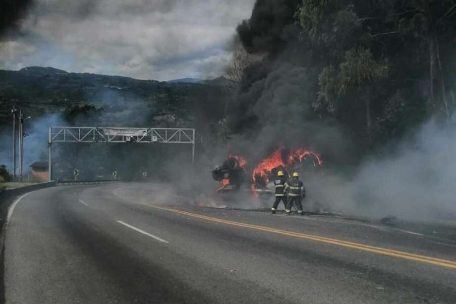 Falleció el conductor de camión accidentado en la vía Bogotá-Villavicencio.