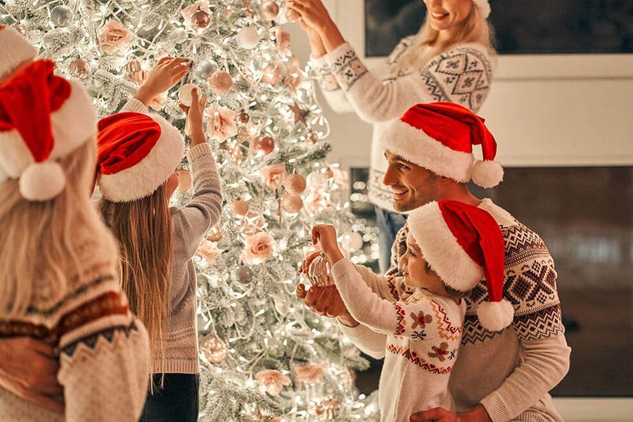 La Navidad es una época para estar en familia y una de las actividades que pueden hacer juntos es armar tu árbol de Navidad. Aquí te damos algunos tips según un experto en decoración.