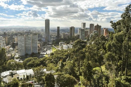 Con el proyecto, se espera modificar el artículo 325 de la Constitución, que dicta que Bogotá, distrito capital, solo puede hacer área metropolitana con municipios, y región solo con otros entes departamentales.