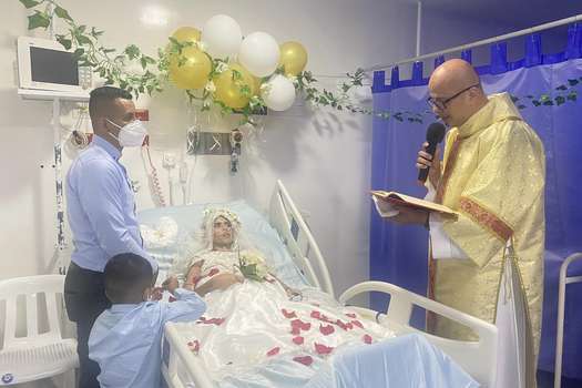 La ceremonia fue una boda católica donde trabajadores del hospital ayudaron a organizar y decorar la unidad de oncología.