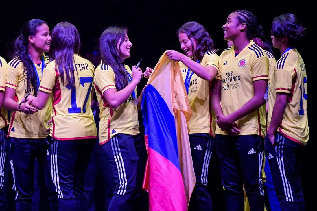 Una vez en el Movistar Arena, las jugadoras demostraron una vez más que un equipo son una familia. “Agradezco a estas jugadoras, la berraquera, la resiliencia que tuvieron y el amor por la camiseta”, dijo Paniagua.