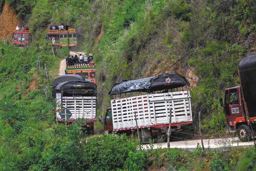 En Colombia hay 280.000 kilómetros de vías terciarias, según un estudio del DNP. Imagen captada en una vereda del municipio de Mutatá, Anbtioquia, en 2020. 