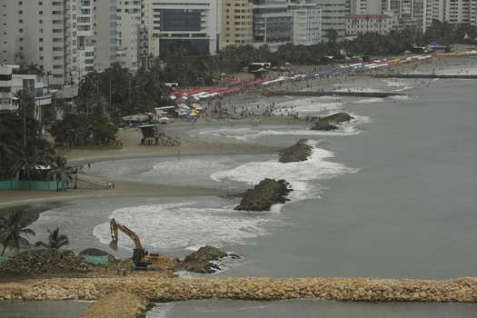 Las obras de protección costera se hacen para mitigar el impacto de la erosión costera y las inundaciones en la ciudad.
